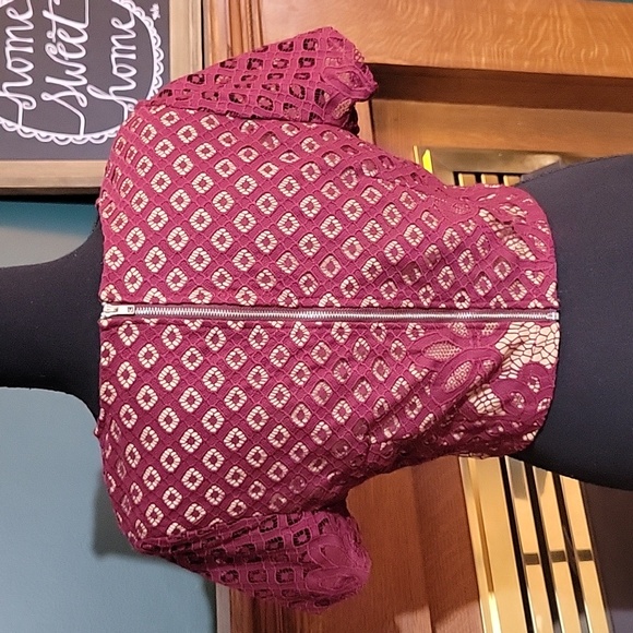 L'Atiste Maroon Lace Short Sleeve Crop Top Beige Underlay Back Zip Up Size Large - Picture 4 of 7